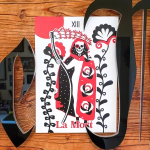 Affiche A4 du tarot La Mort, illustration pop folk ésotérique en rouge, noir et blanc, représentant l’arcane majeur de la transformation et de la renaissance.