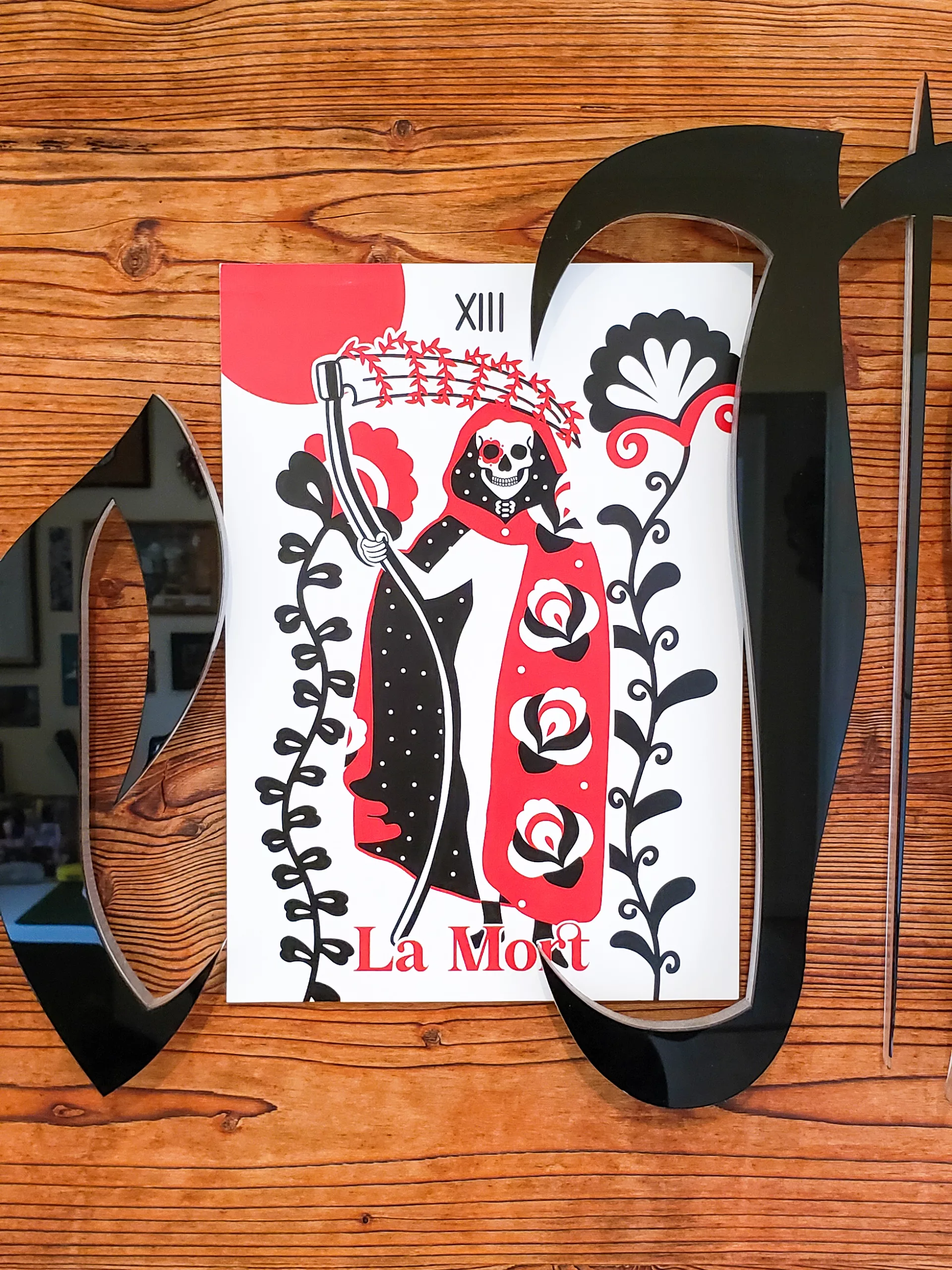 Affiche A4 du tarot La Mort, illustration pop folk ésotérique en rouge, noir et blanc, représentant l’arcane majeur de la transformation et de la renaissance.