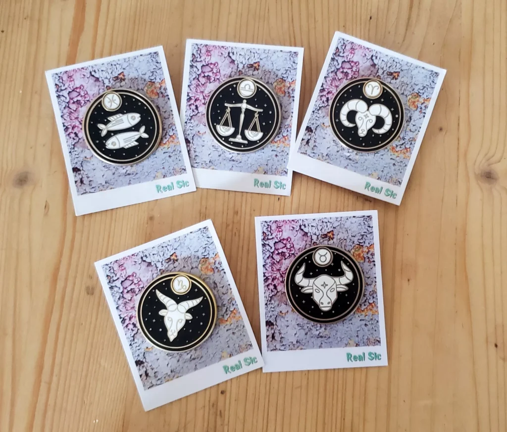 Pin's émaillé brillant des signes astrologiques par Real Sic, accessoire mystique en déstockage chez Fortunae Studio