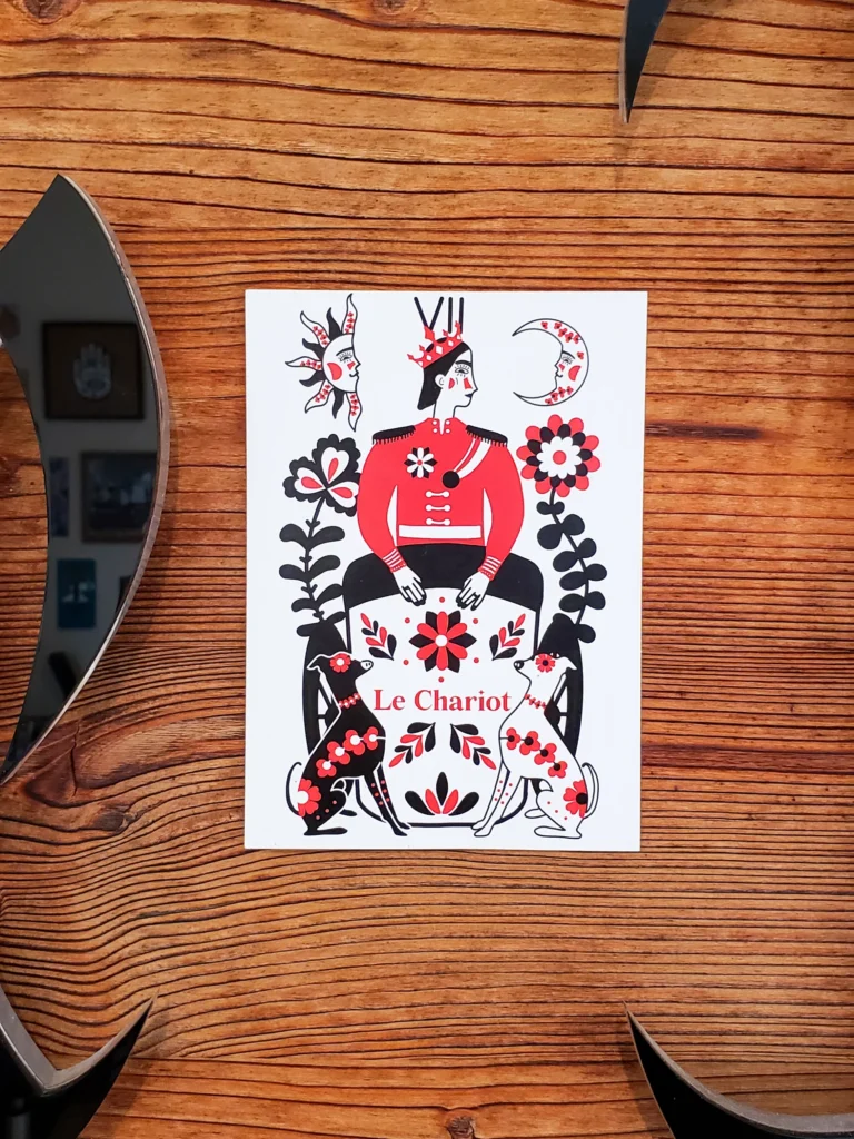 Carte postale illustrée de l'arcane Le Chariot en style folk mystique, avec enveloppe assortie, Fortunae Studio