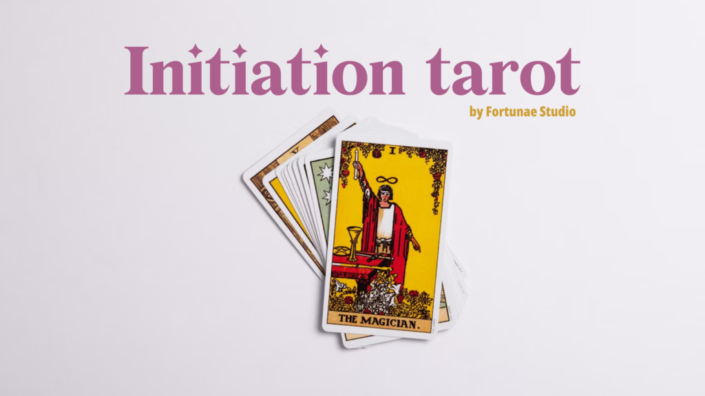 Visuel de l'initiation au tarot en ligne Fortunae Studio avec workbook illustré de 27 pages et 12 vidéos pour débuter