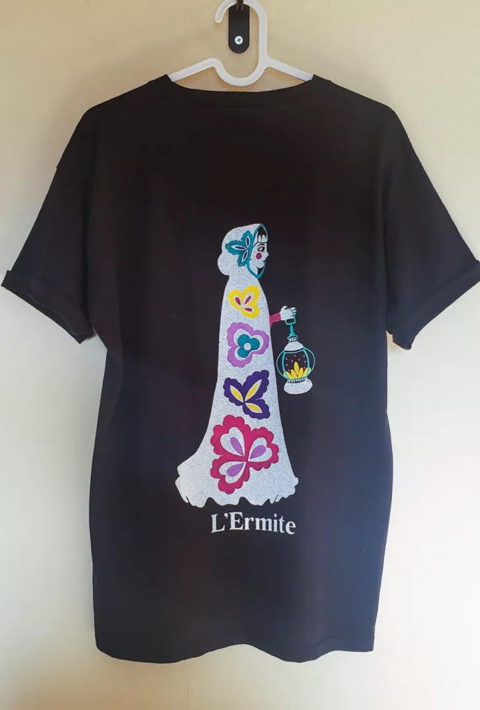 T-shirt noir avec l'arcane L'Ermite sérigraphié puis peint à la main en turquoise, violet, jaune, rouge et rose, pièce unique Fortunae Studio