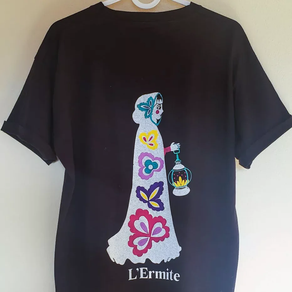 T-shirt noir avec l'arcane L'Ermite sérigraphié puis peint à la main