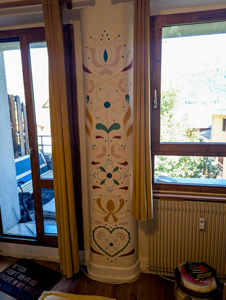 Fresque murale folk dans un appartement particulier réalisée par Fortunae Studio dans les Alpes