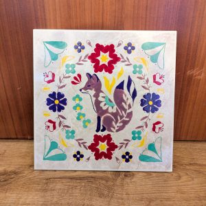 Carreau de céramique peint à la main, renard folk entouré d'une couronne de fleurs colorées, Fortunae Studio