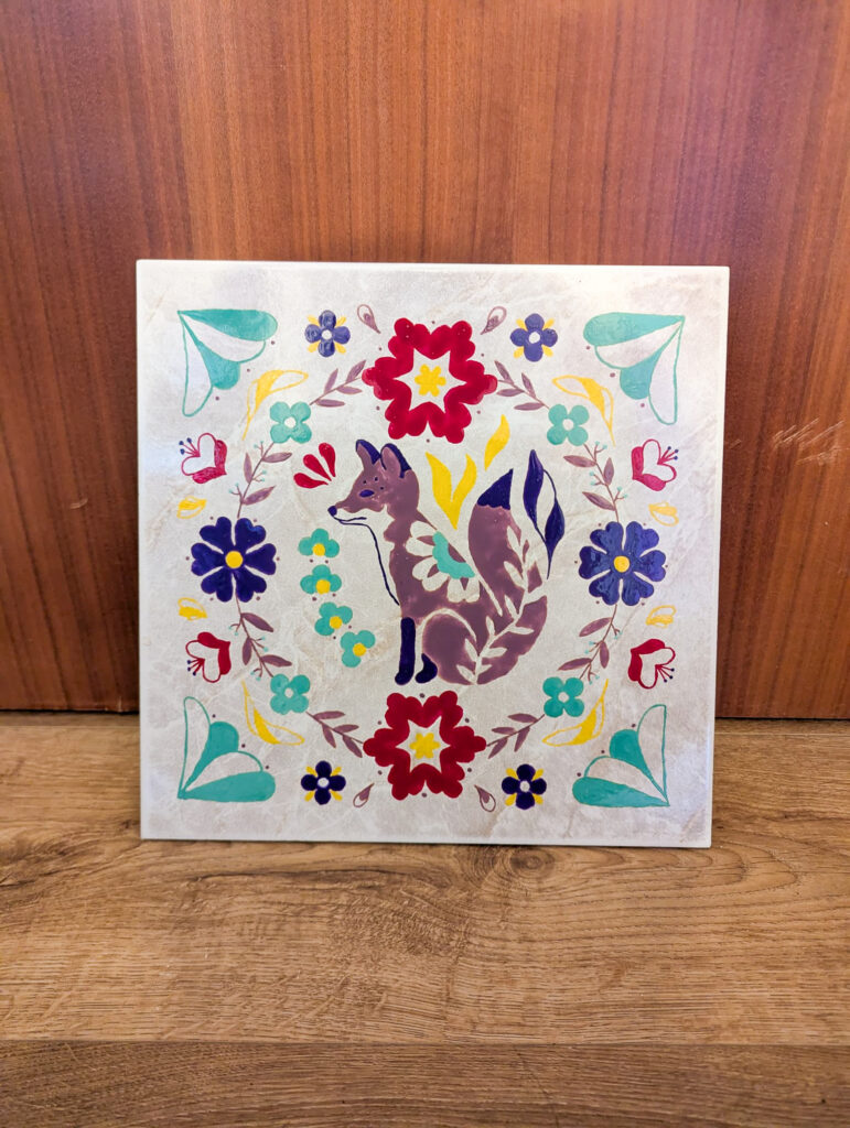 Carreau de céramique peint à la main, renard folk entouré d'une couronne de fleurs colorées, Fortunae Studio