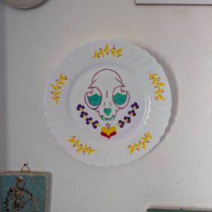 Assiette murale en porcelaine peinte à la main, crâne de chat folk entouré de fleurs violettes et d'un cœur ex-voto, Fortunae Studio