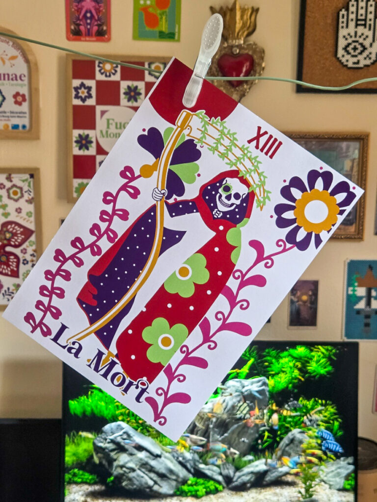 Print tarot La Mort, squelette encapuchonné à la faux entouré de fleurs éclatantes sur fond de nuit étoilée, Fortunae Studio