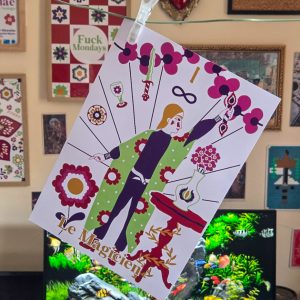 Print tarot Le Magicien levant sa baguette devant sa table aux quatre attributs, kimono fleuri sur fond rayonnant, Fortunae Studio