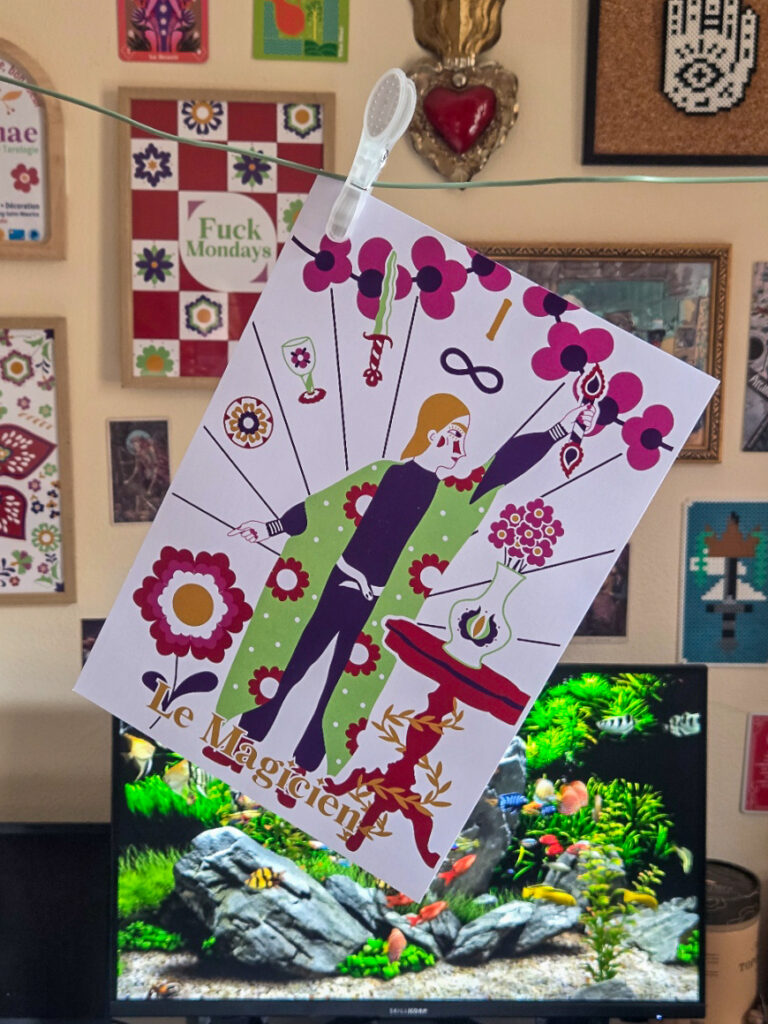 Print tarot Le Magicien levant sa baguette devant sa table aux quatre attributs, kimono fleuri sur fond rayonnant, Fortunae Studio