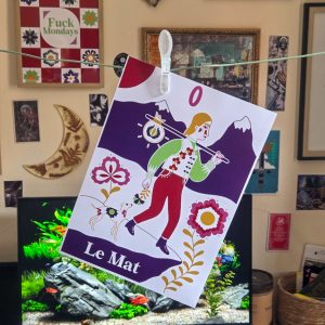 Print tarot Le Mat, voyageur au baluchon marchant avec son chien parmi les fleurs folk devant les montagnes, Fortunae Studio