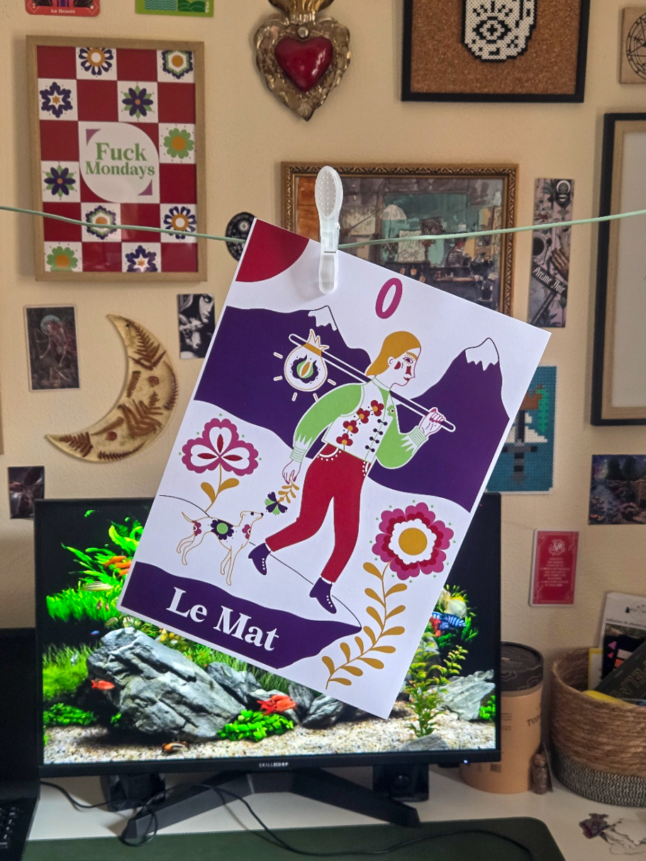 Print tarot Le Mat, voyageur au baluchon marchant avec son chien parmi les fleurs folk devant les montagnes, Fortunae Studio