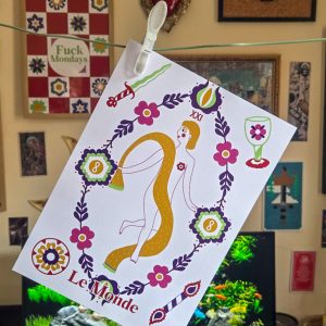 Print tarot Le Monde, danseuse au ruban doré dans une mandorle de fleurs entourée 4 suites des mineurs, Fortunae Studio