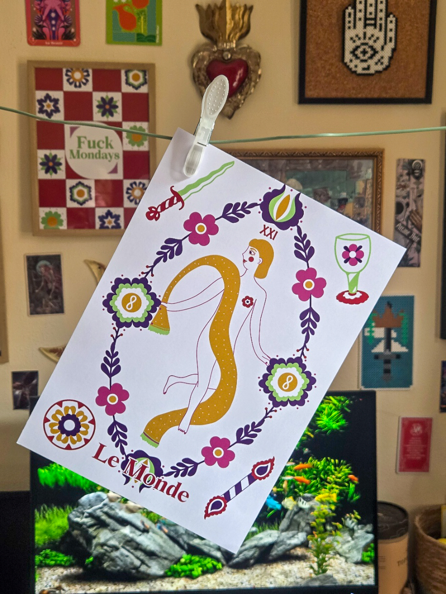 Print tarot Le Monde, danseuse au ruban doré dans une mandorle de fleurs entourée 4 suites des mineurs, Fortunae Studio