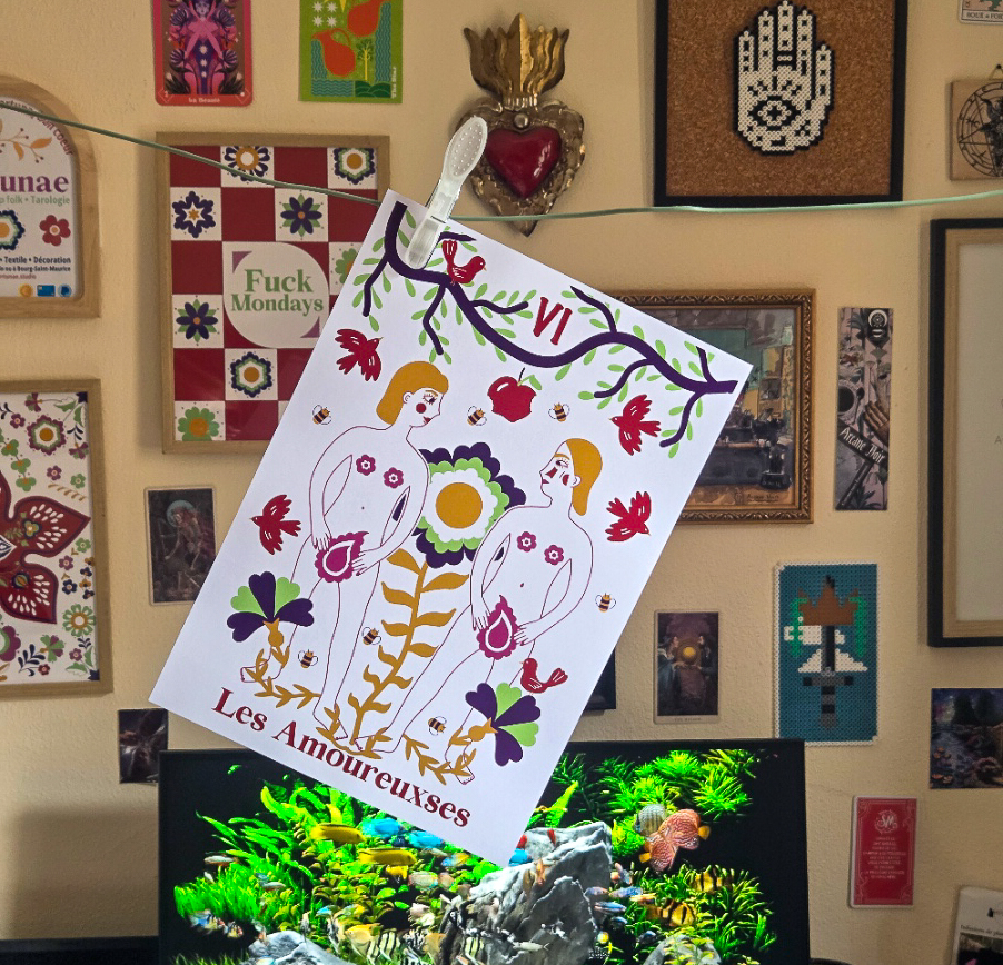 Print tarot Les Amoureux·ses, deux personnages nus sous un pommier avec tournesol, oiseaux rouges et abeilles, version inclusive Fortunae Studio